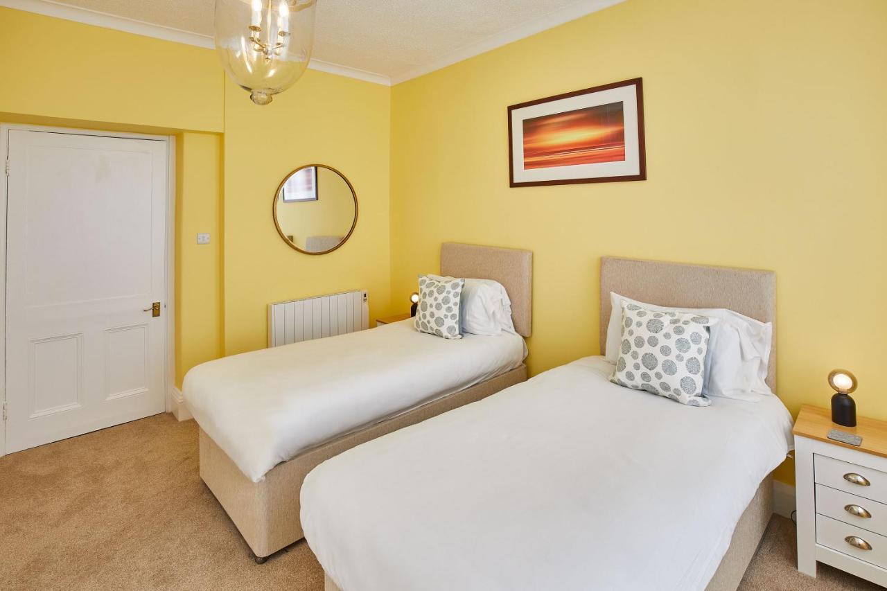 Host & Stay - 4 Metropole Towers Уитби Екстериор снимка