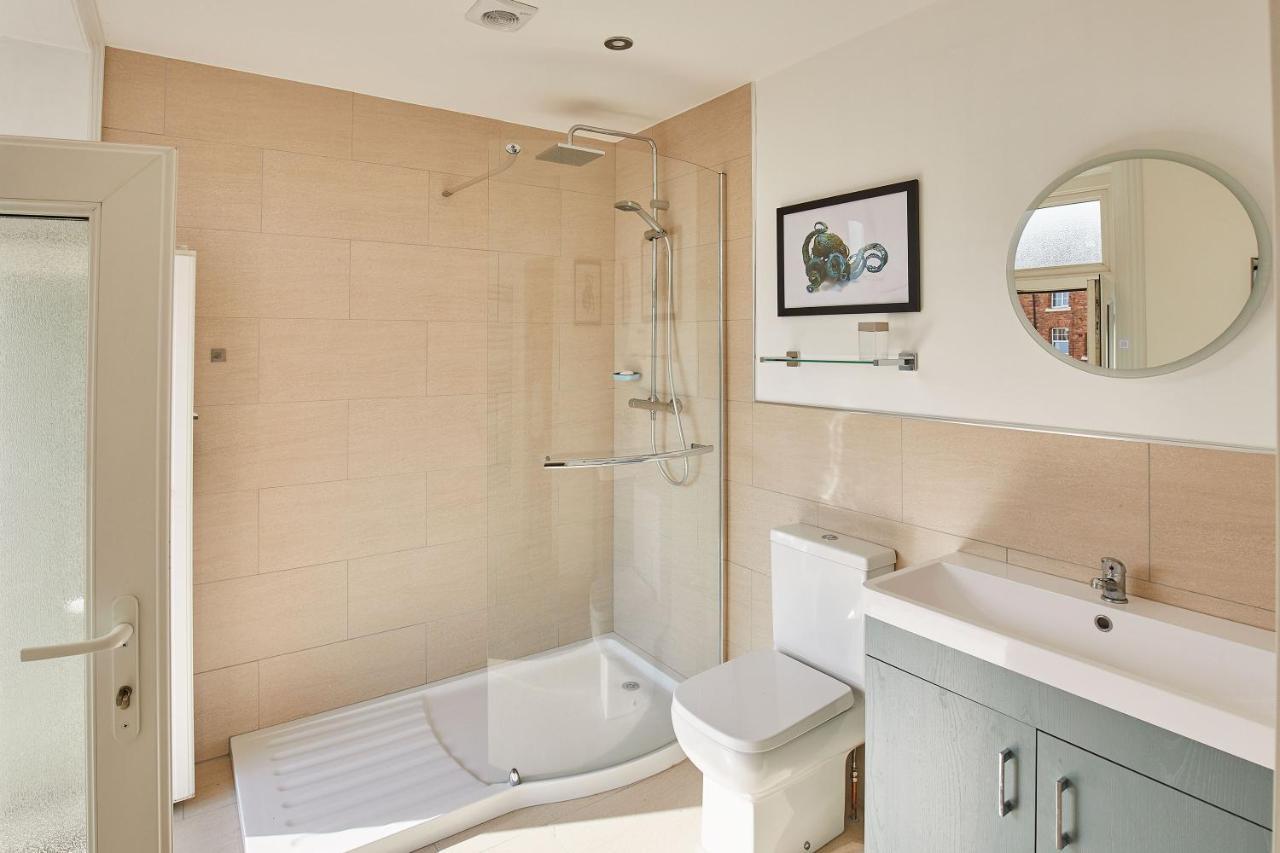 Host & Stay - 4 Metropole Towers Уитби Екстериор снимка